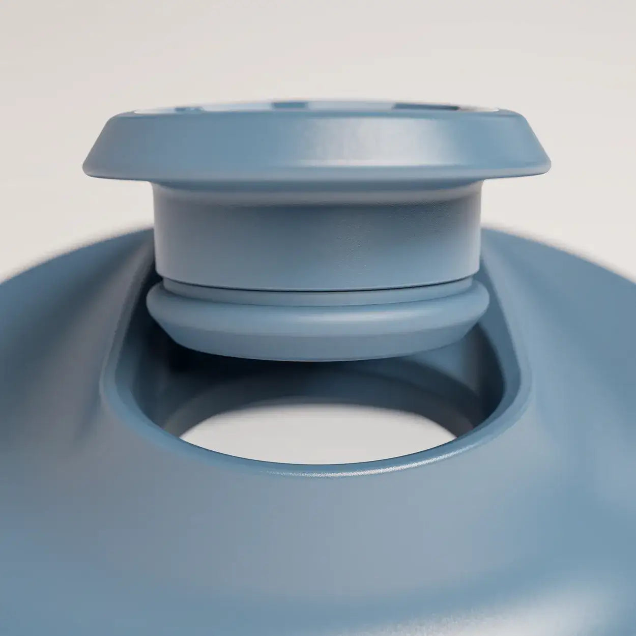 intelligent-cordless-portable-blender-f8 ICB_bottleAssembly_midnightBlue_2_2_MPCloop_edit.webp