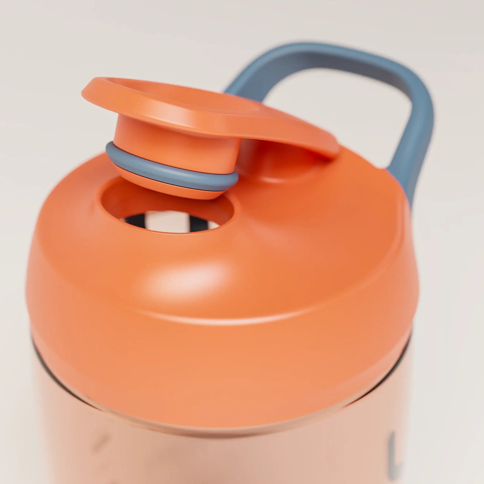 ecozen-performance-shaker-bottle-e5 SHKR_24700_P-S1.1_burntOrange_midnightBlue_2_4_highInsert_edit_5fd2c49f-de30-40e7-8d93-300097a4ce37.png