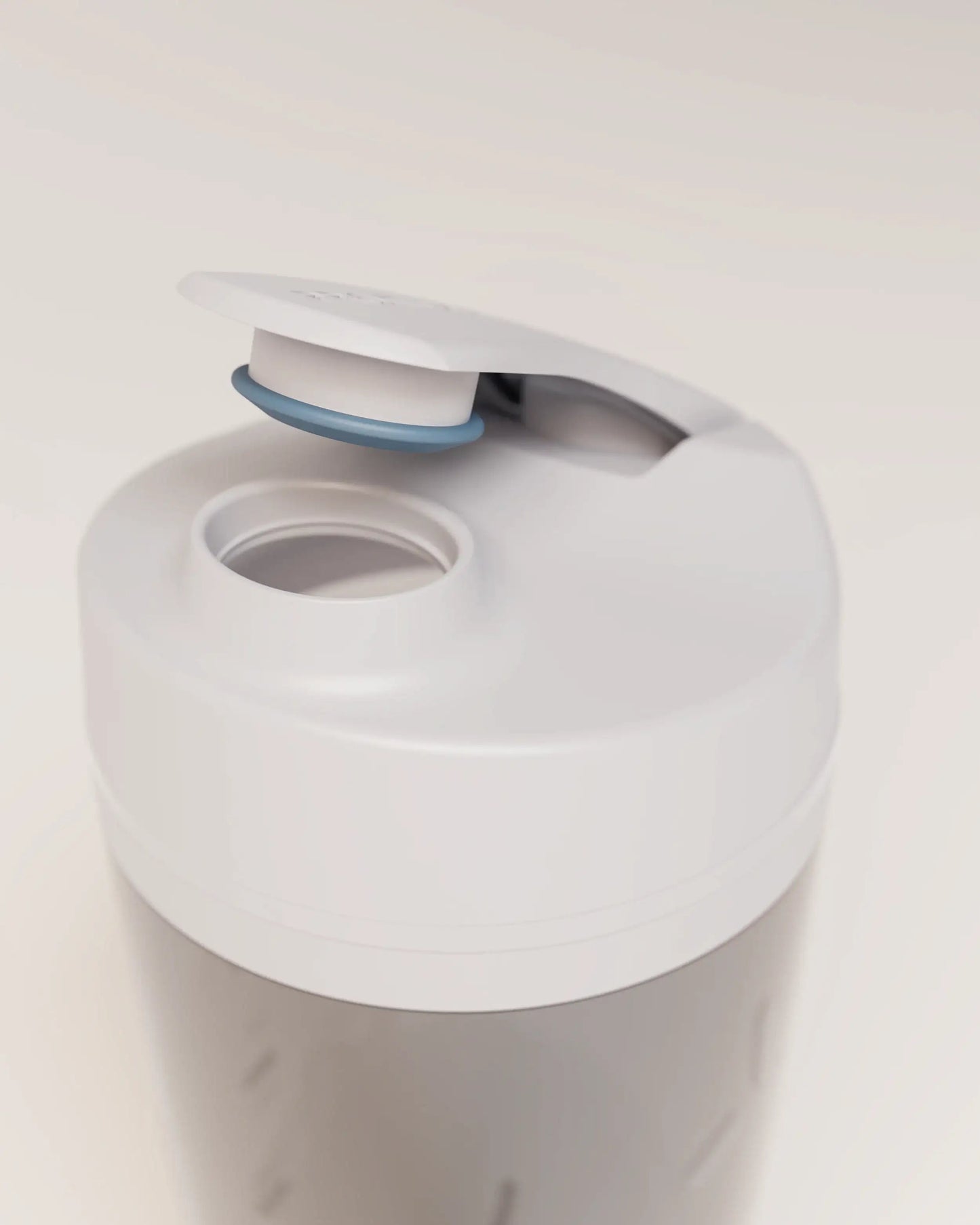 electric-shaker-bottle-o8 VM_LiPo_3.7-700_v1_coolGray_4x5_noNUTRiPOD_2_4_highInsert_EDIT.png