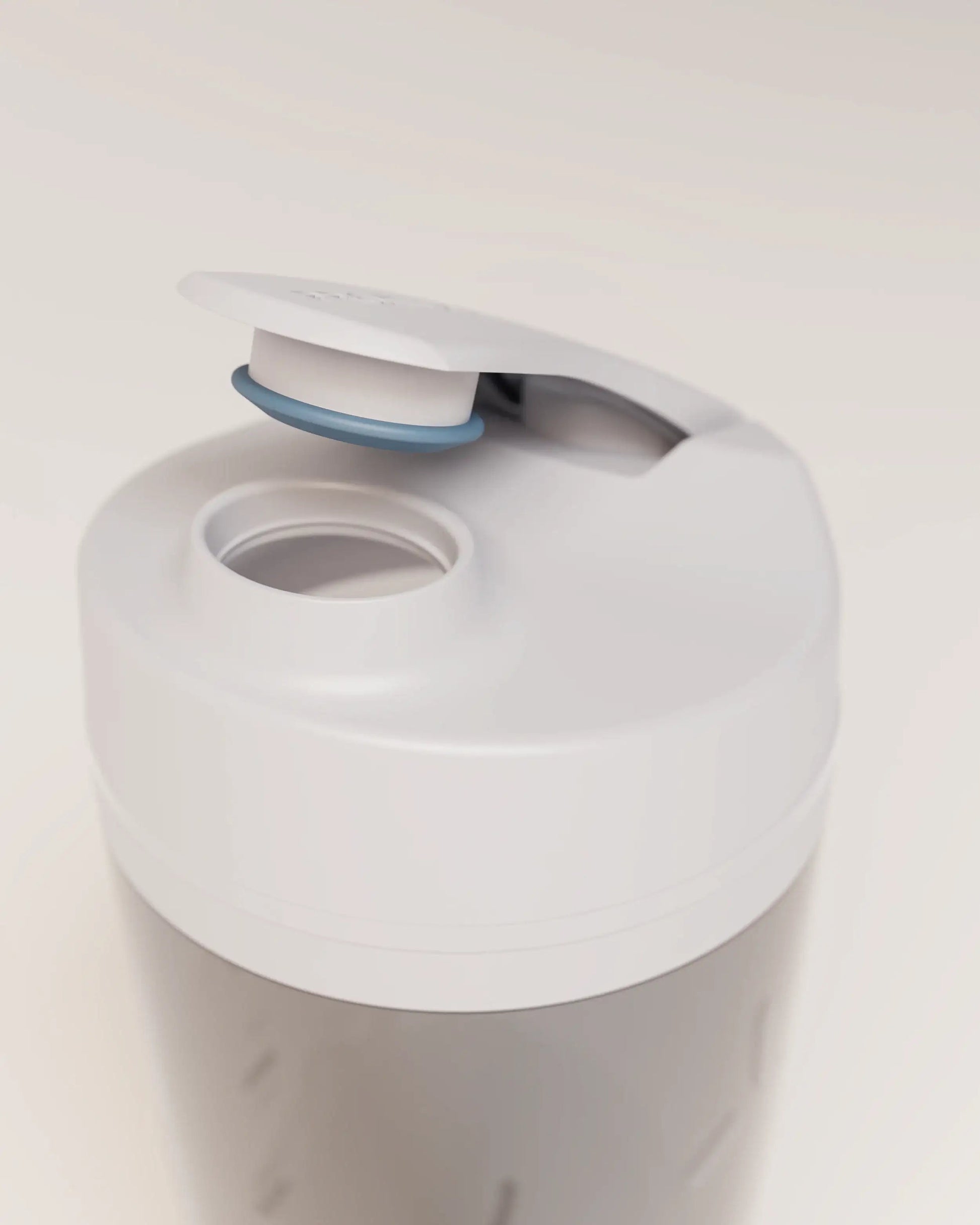 electric-shaker-bottle-u2 VM_LiPo_3.7-700_v1_coolGray_4x5_noNUTRiPOD_2_4_highInsert_EDIT.png